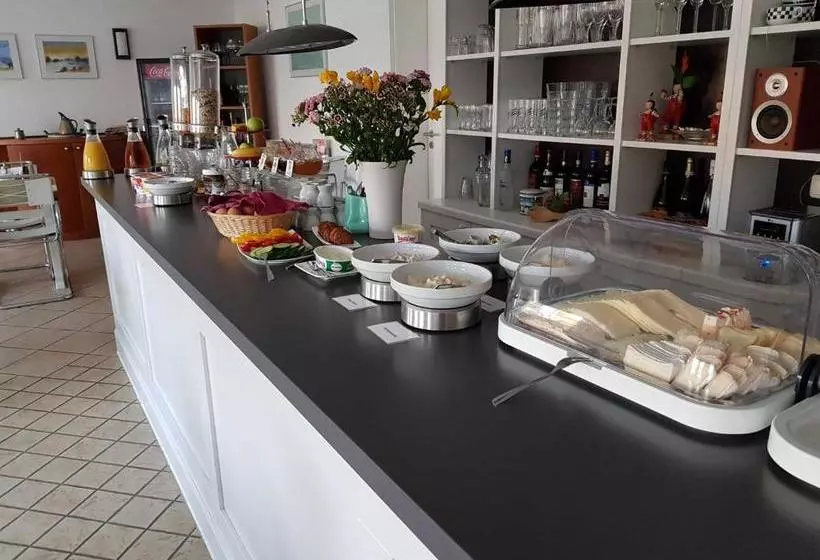 Hotelli Ferienwohnungen Moenchgut Und Ruegen