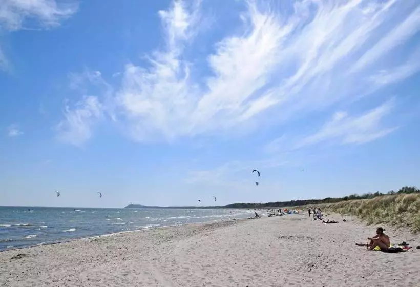 Hotelli Ferienwohnungen Moenchgut Und Ruegen