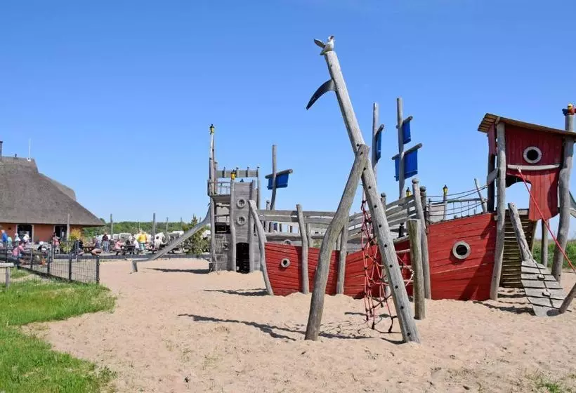 Hotelli Ferienwohnungen Moenchgut Und Ruegen