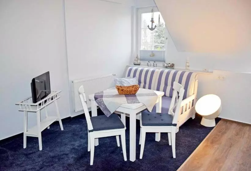 Hotelli Ferienwohnungen Moenchgut Und Ruegen