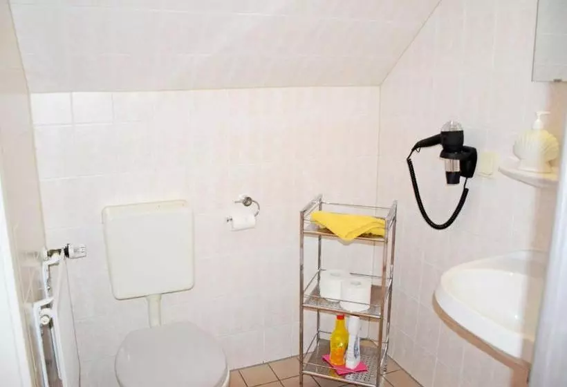 Hotelli Ferienwohnungen Moenchgut Und Ruegen