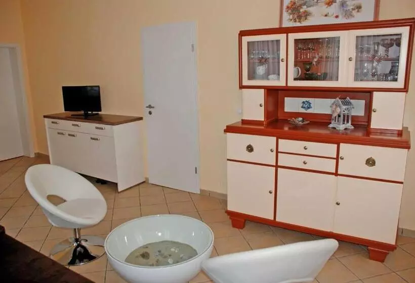 Hotelli Ferienwohnungen Moenchgut Und Ruegen