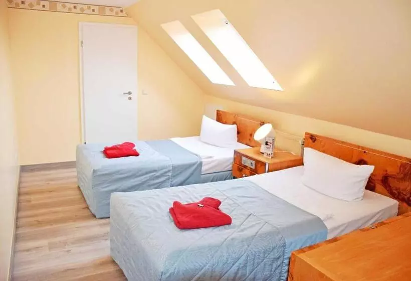 Hotelli Ferienwohnungen Moenchgut Und Ruegen