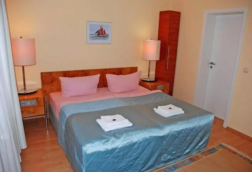 Hotelli Ferienwohnungen Moenchgut Und Ruegen