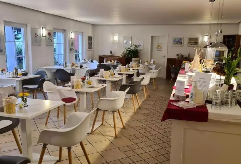 Hotelli Ferienwohnungen Moenchgut Und Ruegen