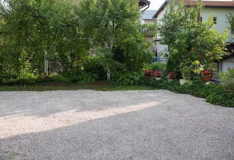 پانسیون Apartman Nisa