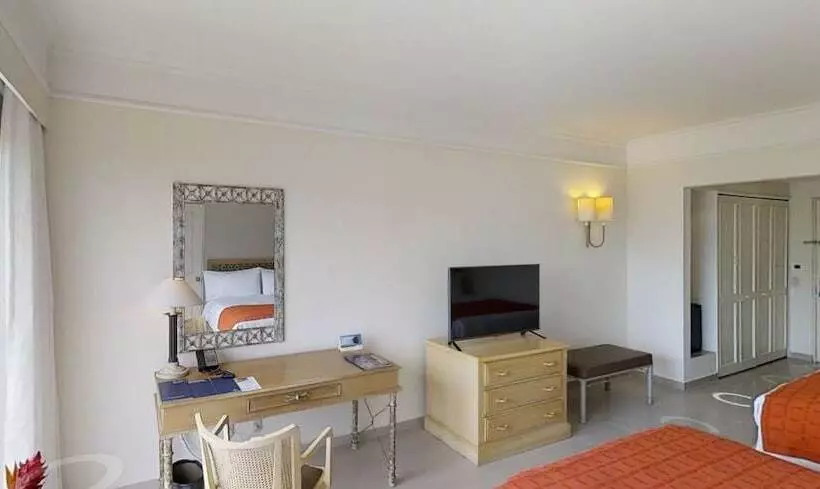 Отель Estelar Altamira