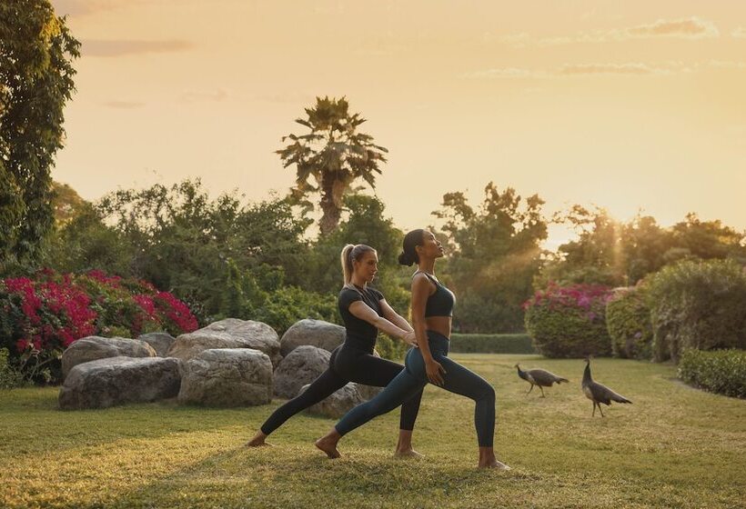 Отель Jumeirah Emirates Towers Dubai