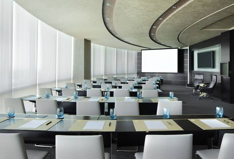 Отель Jumeirah Emirates Towers Dubai