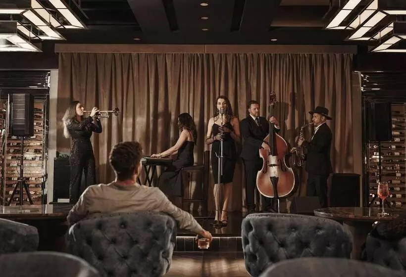 هتل Jumeirah Emirates Towers Dubai