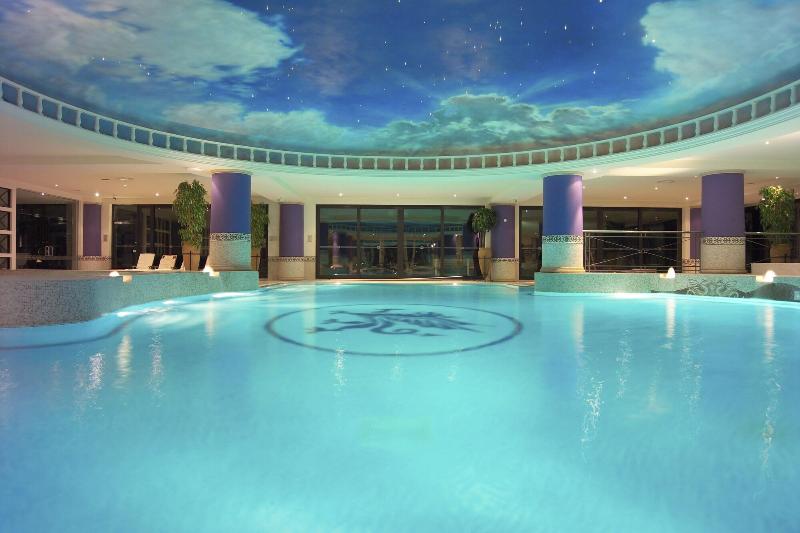 리조트 The Manor House At Celtic Manor