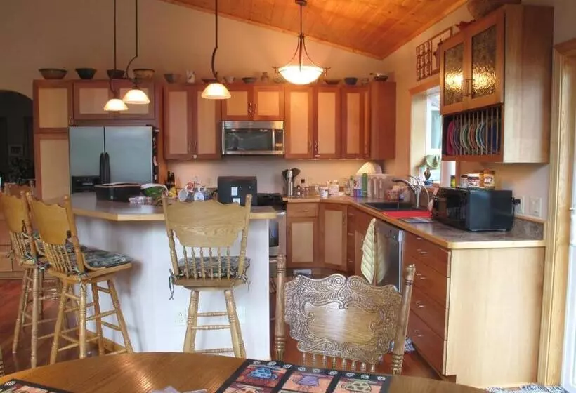 Aamiaismajoitus (B&B) Glacier Creek Lodging