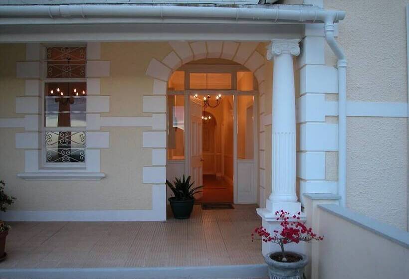 پانسیون Cheviot Place Guest House