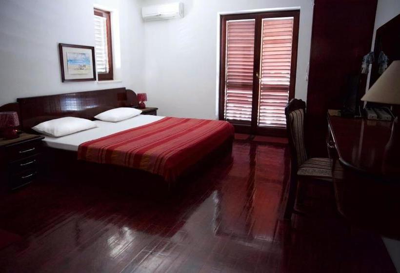 پانسیون Villa Sara Guesthouse