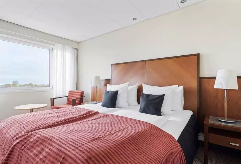 בית מלון כפרי Best Western Plus Airport