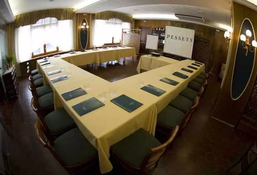 ホテル Restaurant Pessets & SPA