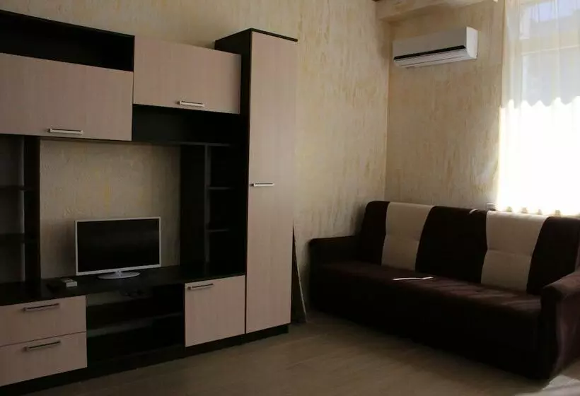 Apartment On Kamyshovaya 41, Apt 2