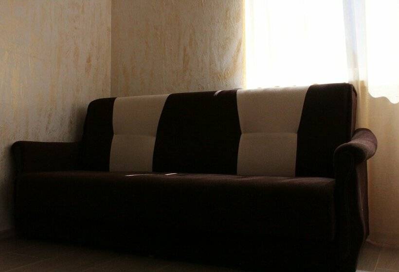 Apartment On Kamyshovaya 41, Apt 2