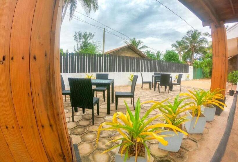 بنسيون Owinro Beach Hotel & Restaurant   Waikkala