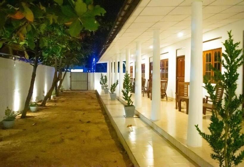 بنسيون Owinro Beach Hotel & Restaurant   Waikkala