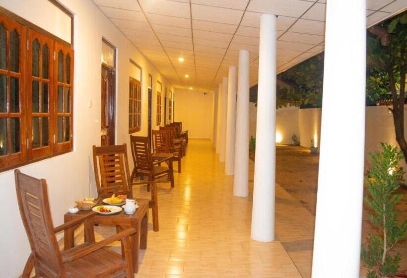 بنسيون Owinro Beach Hotel & Restaurant   Waikkala