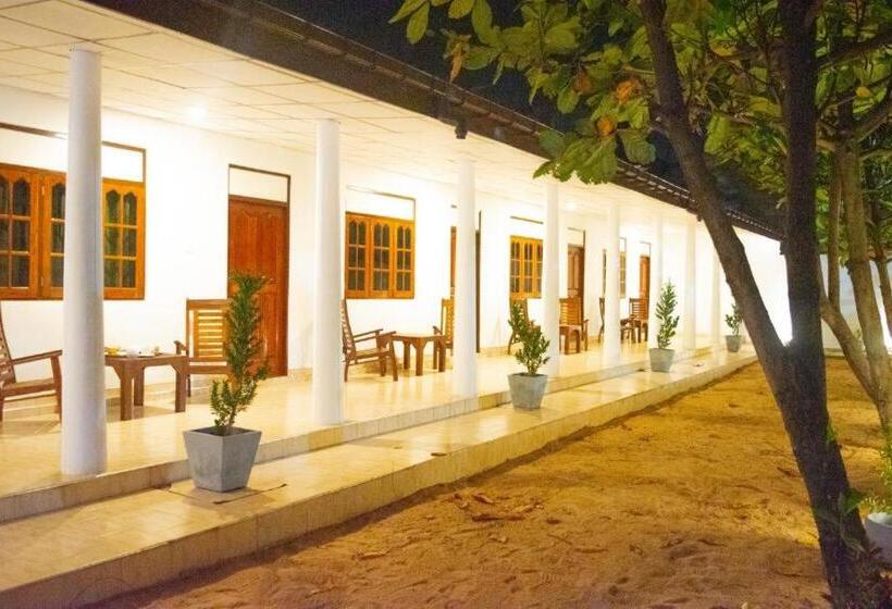 بنسيون Owinro Beach Hotel & Restaurant   Waikkala