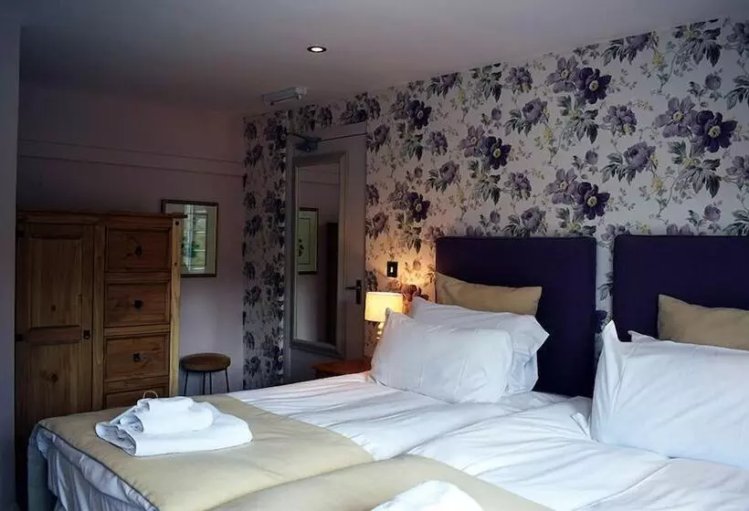 簡易ホテル Fox & Hounds