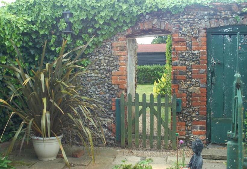 פנסיון The Theberton Lion