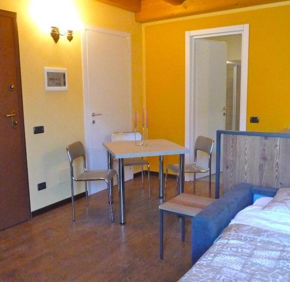 Hotelli Tra Lago E Montagna Baita La Morena