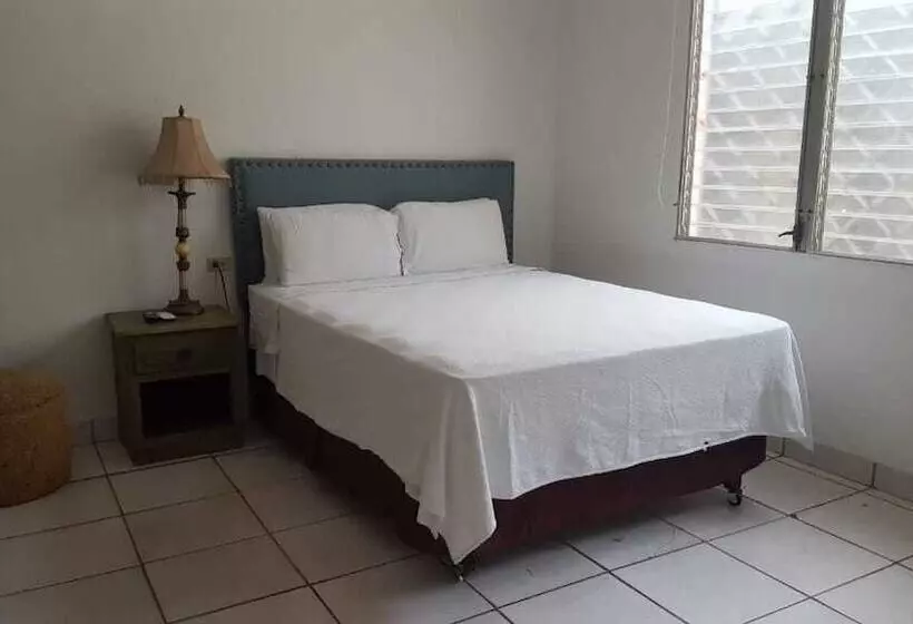 پانسیون Hostal Aqui Me Quedo