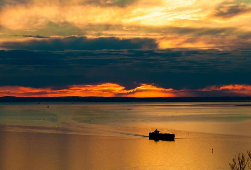 Dream Views At Arthurs Seat B & B