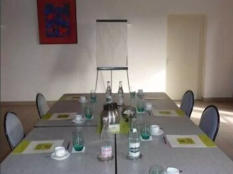 Hotelli Auberge La Source   Logis Hôtels