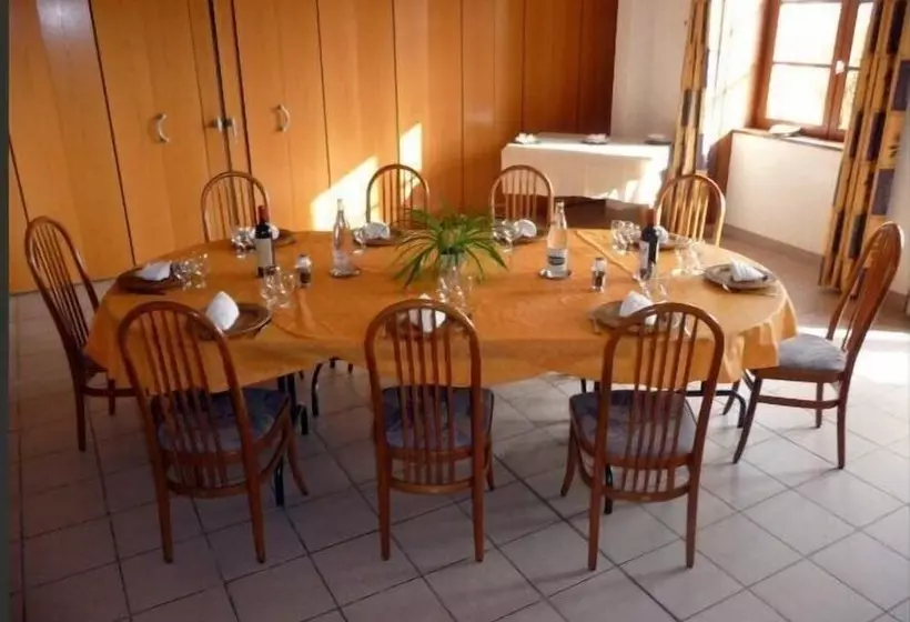 Hotelli Auberge La Source   Logis Hôtels