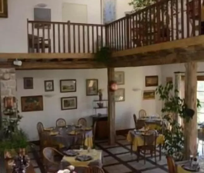 Hotelli Auberge La Source   Logis Hôtels