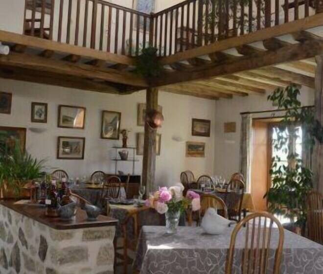 בית מלון כפרי Auberge La Source   Logis Hôtels