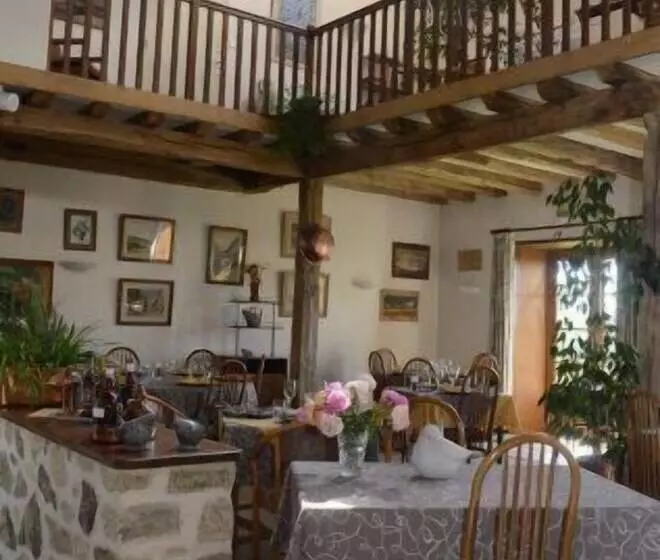 Hotelli Auberge La Source   Logis Hôtels