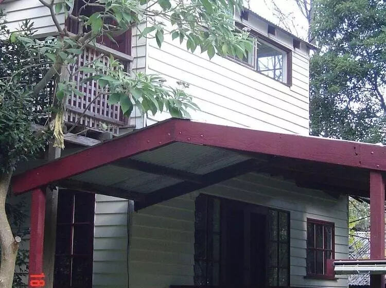 Stone's Throw Cottage Bed And Breakfast
