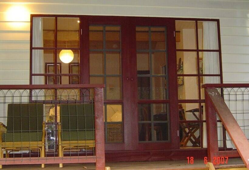 Stone's Throw Cottage Bed And Breakfast