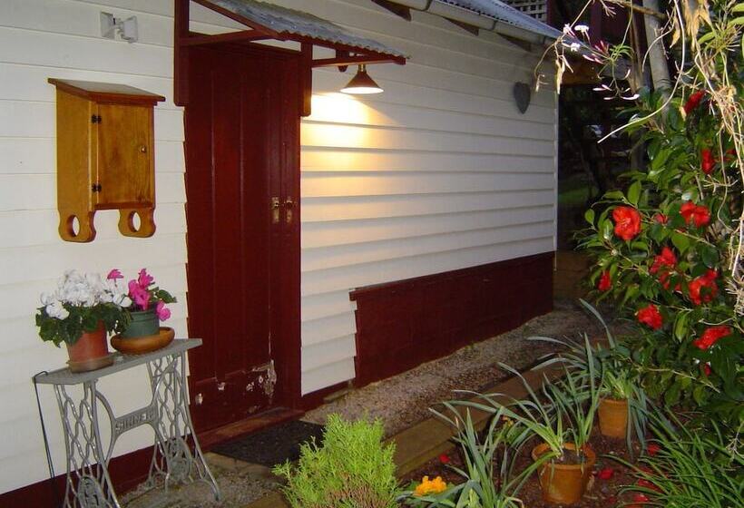 Stone's Throw Cottage Bed And Breakfast