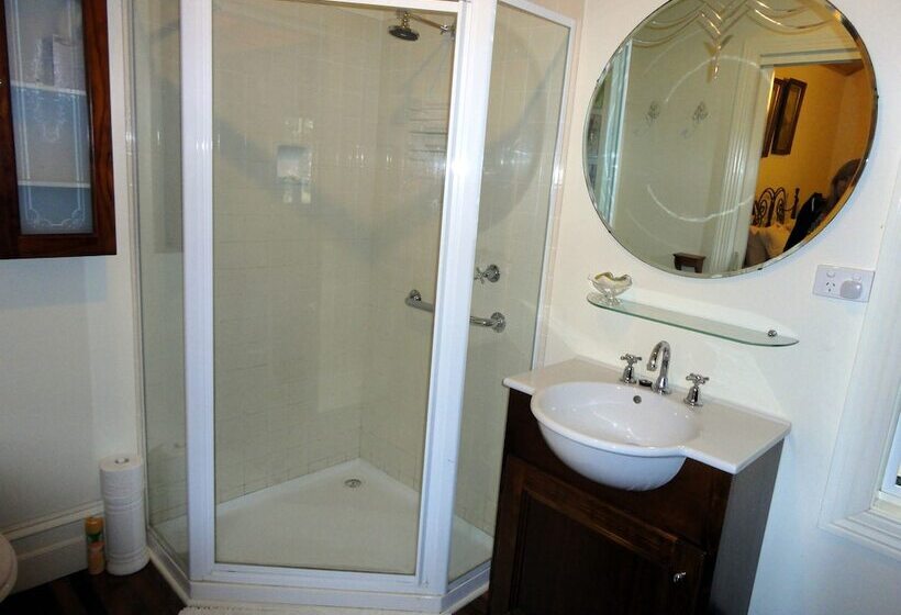 Stone's Throw Cottage Bed And Breakfast