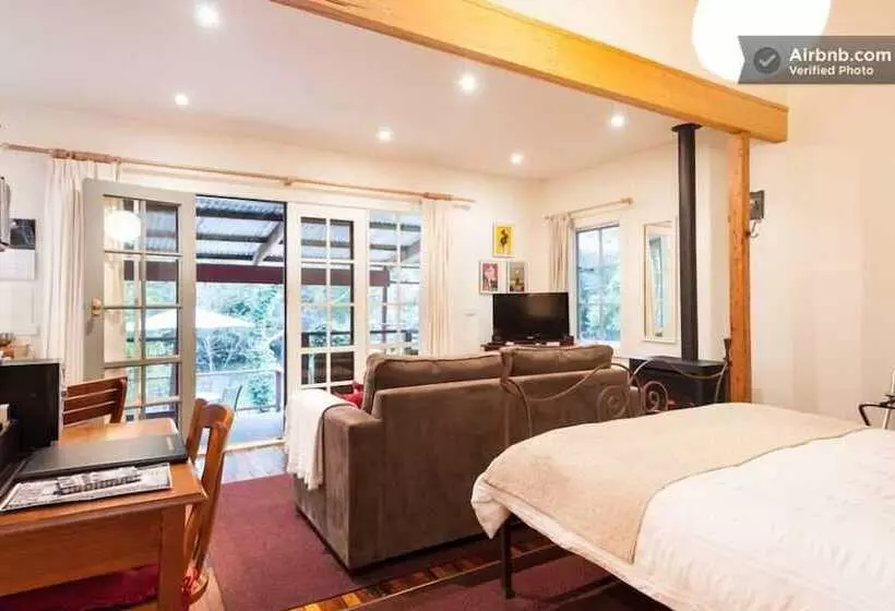 Stone's Throw Cottage Bed And Breakfast