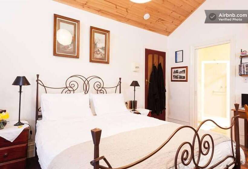 Stone's Throw Cottage Bed And Breakfast