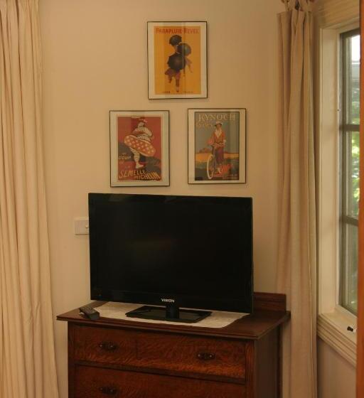 Stone's Throw Cottage Bed And Breakfast