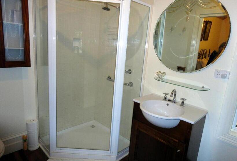 Stone's Throw Cottage Bed And Breakfast