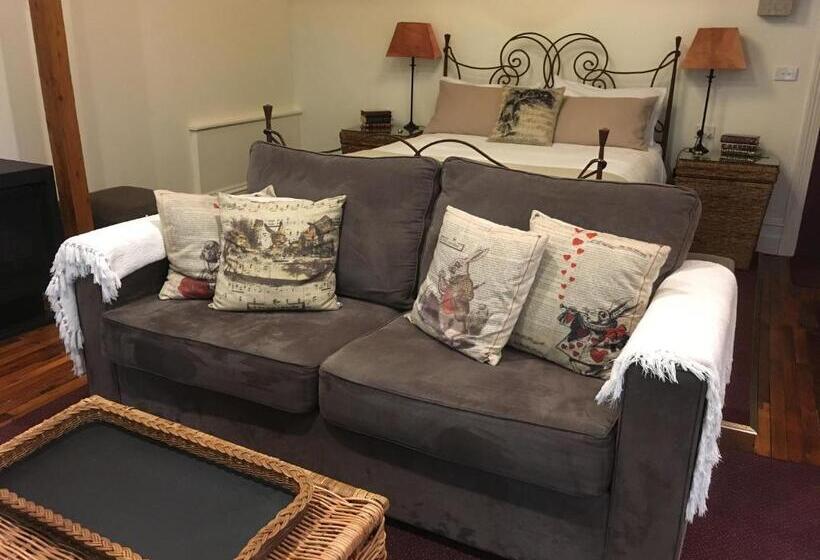 Stone's Throw Cottage Bed And Breakfast