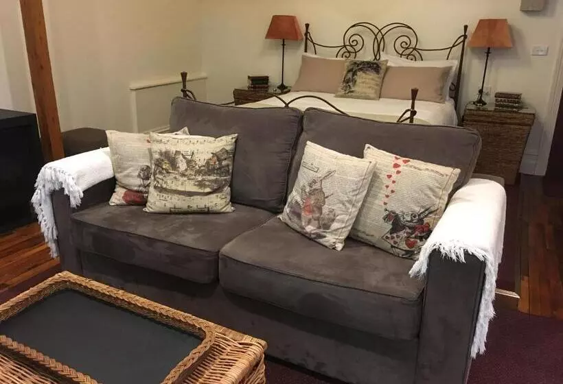 Stone's Throw Cottage Bed And Breakfast