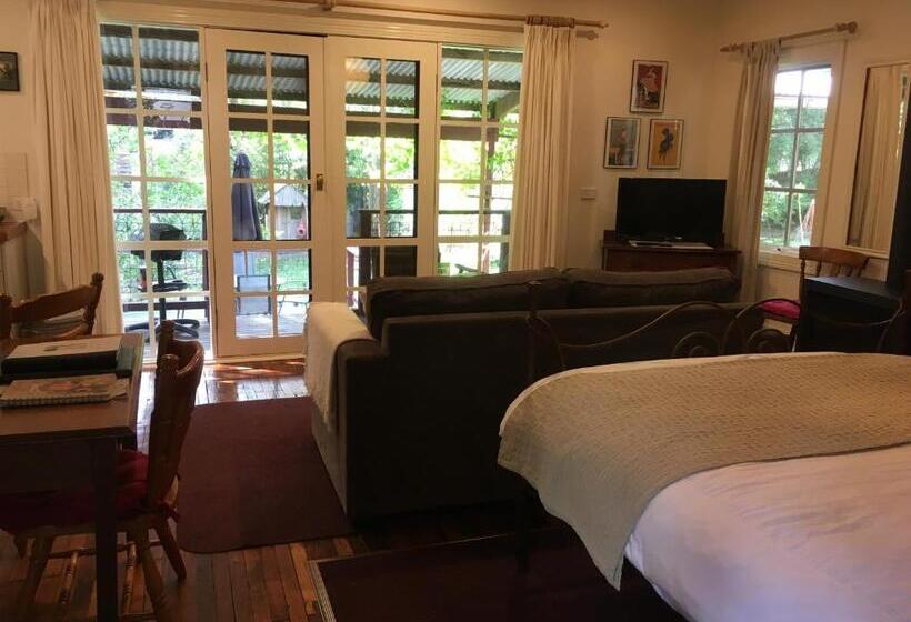 Stone's Throw Cottage Bed And Breakfast