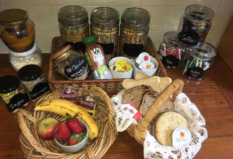 Stone's Throw Cottage Bed And Breakfast