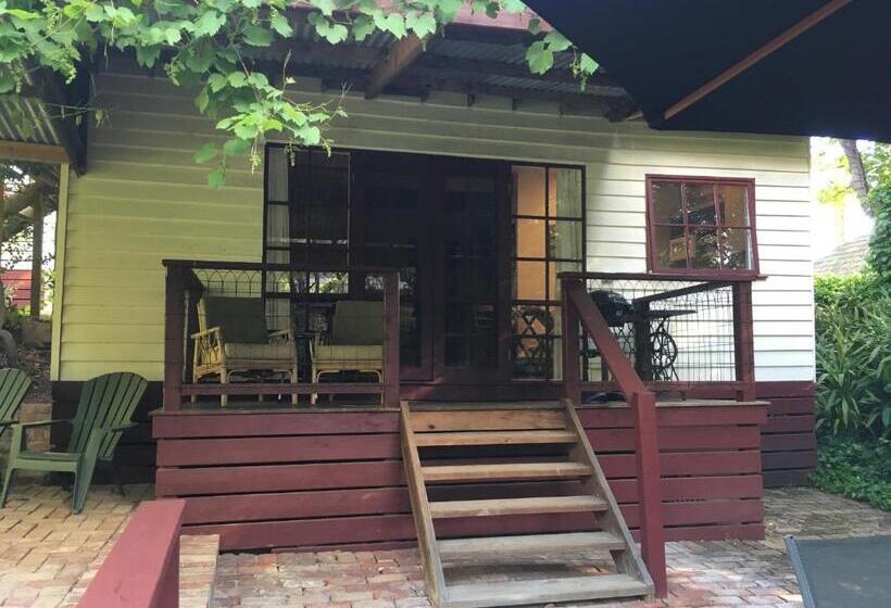 Stone's Throw Cottage Bed And Breakfast