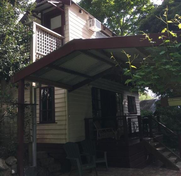 Stone's Throw Cottage Bed And Breakfast